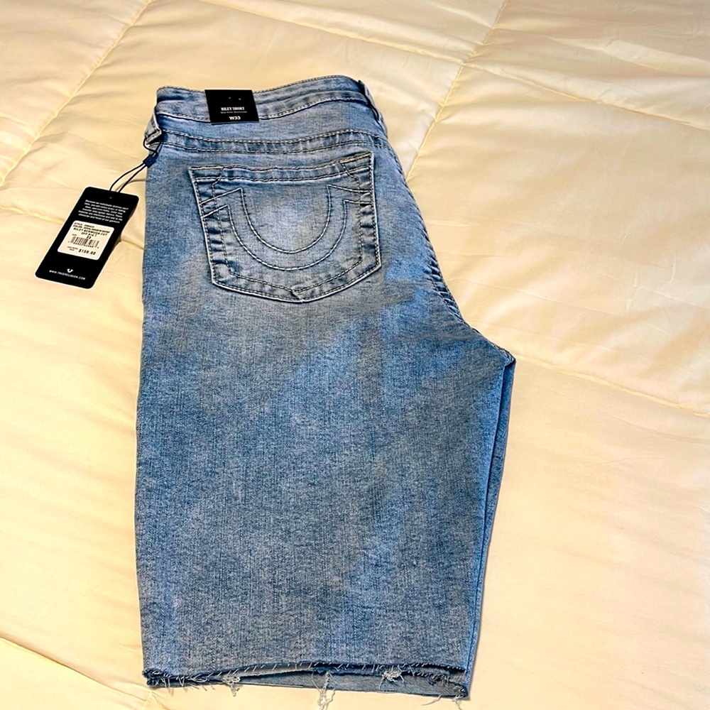 Brand NEW True Religion Bermuda shorts. Women size 33. Light wash denim